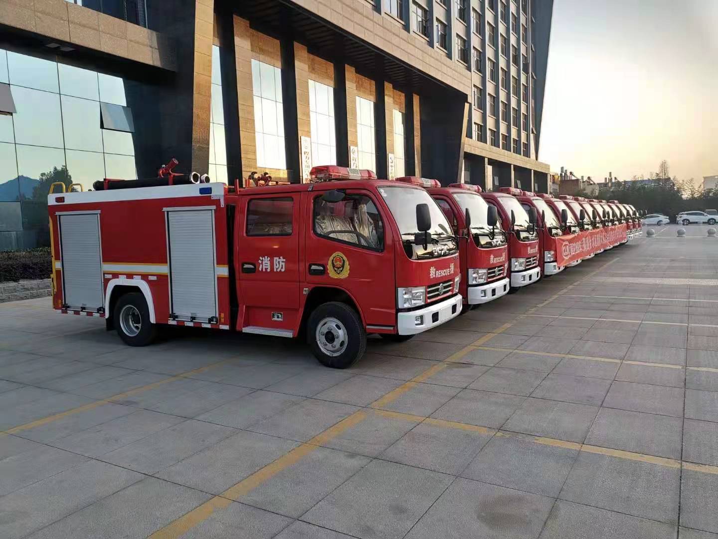 二通信功能：1車載手持對講機系統(tǒng)更好的保障了消防人員的滅火工做12方東風消防灑水車